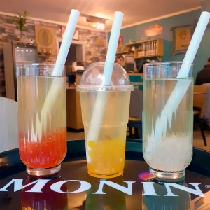 Variété de bubble teas (fraise, fruits exotique, pomme)