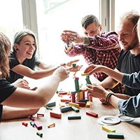 Joueurs s'amusant à un jeu de société