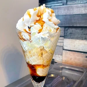 Coupe de glace vanille nappage caramel